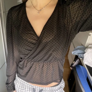 Snygg trendig blus i typ mesh 🍸⭐️🥂 - Skit snygg till alla tillfällen, från bikbok. 🤩