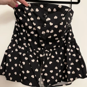 Topp med hjärtan - Snygg topp med hjärtan, märke är &other stories. Bara tvättad, aldrig använd. Storlek 42.