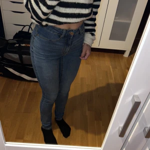 Jeans - Säljer mina blåa jeans från Gina tricot. Dom är i storlek Xs och sälj pga att de inte kommer till användning längre. Köparen står för frakten