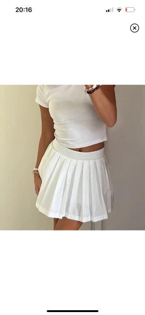 Tenniskjol gina tricot - Söt tenniskjol från gina tricot! Använd en gång på halloween så i nyskick! Den är uppsydd nån cm då jag tyckte att den var lite för lång💗