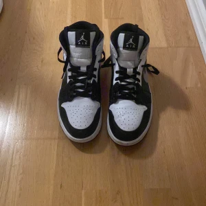 Air Jordan 1 Mid - Jordan 1. Skick 9/10. Har knappt används och därför vill jag nu sälja dem. Om du har några funderingar tveka inte att kontakta mig!