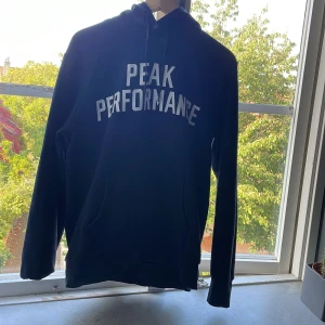 Peak performance hoodie  - Bra kvalitet förutom banden som går runt luvan 