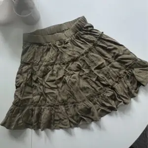Grön luftig kjol i mycket fint skick, använd 2 gånger