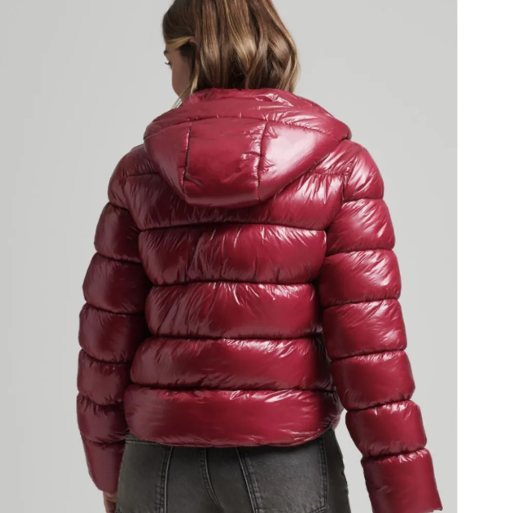 Säljer denna jätte fina röda jacka för 600 kr+frakt🩷🩷Perfekt nu till hösten/vintern, ny pris:1200 kr 🩷. Jackor.