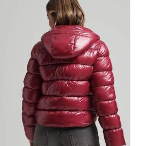 Säljer denna jätte fina röda jacka för 600 kr+frakt🩷🩷Perfekt nu till hösten/vintern, ny pris:1200 kr 🩷