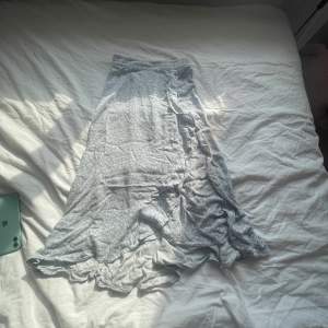 En fin kjol jag använt på en skolavslutning men som har blivit alldeles för liten (Väldigt skrynklig på bilden)