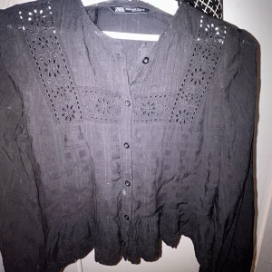 svart zara blus - säljer den snyggaste blusen!! köpte i april på zara. säljer pga den är lite för liten för mig. (Även för att jag inte använder den, den är använd max 5 gånger. Blusen är i storlek Xs, jag har oftast S/M🤗💘Köpte för 500.