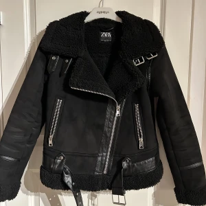Svart pälsjacka  - Säljer denna supersnygga zara jackan från förra säsongen. Endast använd 2 ggr och i mycket bra skick. Super varm och gosig. Perfekt nu till vintern! Kan tänka mig att diskutera pris vid snabb affär