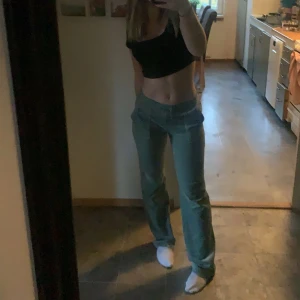 Gröna Juicy Couture  - Säljer mina gröna Juicy Couture byxor då de ej kommer till någon användning längre!🩷  Jag är 160 cm, de är lite för långa men inget som stör mig.🌺 Inget fel med byxorna mer än att metallbiten från snöret har lossnat😊 Pris kan diskuteras!