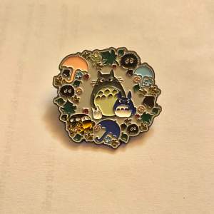 En liten Totoro pinn som på bilden har med alla ikoniska karaktärer! 
