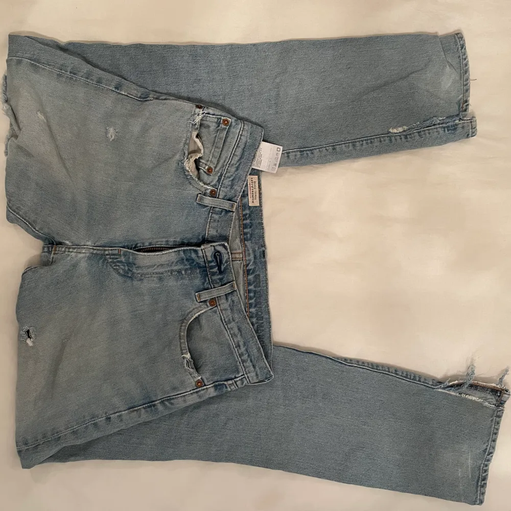 Säljer mina gamla favvo jeans som också blivit för små och fått lite hål bak under rumpan men man kan lätt sy eller om man tycker de e snyggt . Jeans & Byxor.