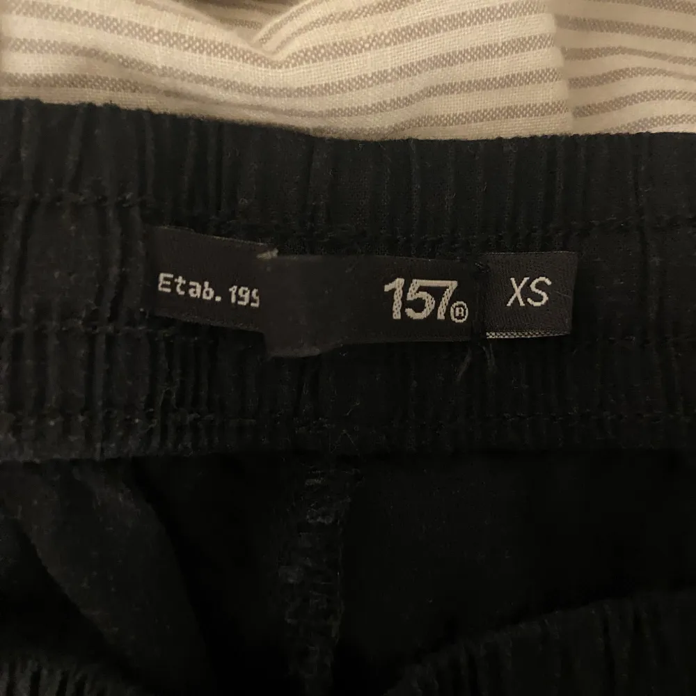 Säljer mina linnebyxor från lager 157 då jag har två svarta linnebyxor. Inga defekter och använda 2 ggr💗. Jeans & Byxor.