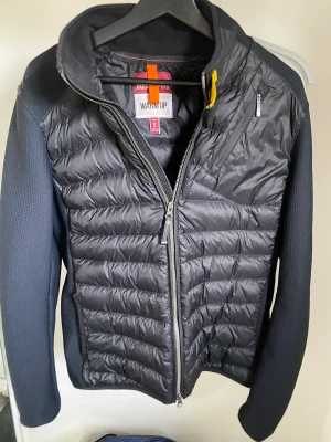 Parajumper cardigan  - Säljer min parajumper cardigan som är i storlek S. Jag säljer den för 1899 men priset kan sänkas på snabb affär. Skicket på jackan är 10:10, det är inga hål eller reper på den. Jag är öppen för byten