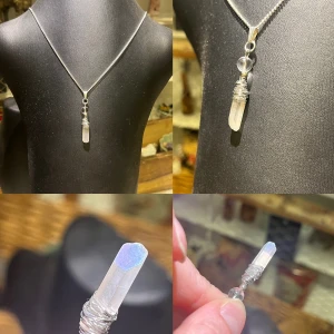 Nytt hänge aura bergskristall  - Nytt hänge med bergskristall spets som är aura behandlad samt bergskristall pärla. Ca 4cm långt, kedja ingår ej 