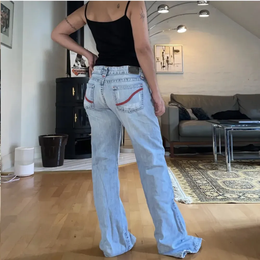 Så snygga lågmidjade jeans från dolce gabbana, midjemått 84 och innerbenlängd 82 😊bilderna är lånade. Jeans & Byxor.