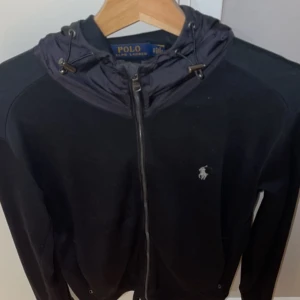 Polo Ralph Lauren kofta  - Säljer en unik polo Ralph Lauren tröja som är använd 2-3 gånger. Skick 8/10