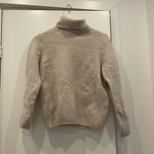 Stickad tröja - Jättegosig beige stickad tröja!!😍 Som en storlek S.