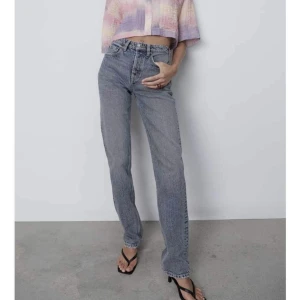 Jeans - Säljer mina grå/blåa mid jeans ifrån zara, dem är i fint skick!