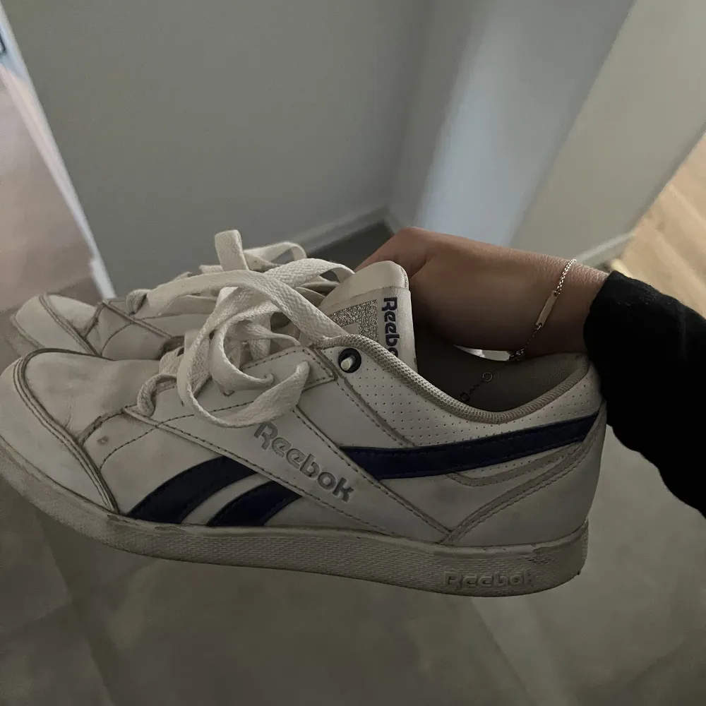 Vit blåa reeboks i fint skick, går att tvätta rent 🫶🏻. Skor.