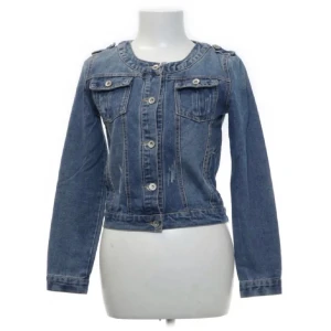 Jeansjacka - Säljer denna jeansjacka! Kontakta vid frågor eller intresse💜