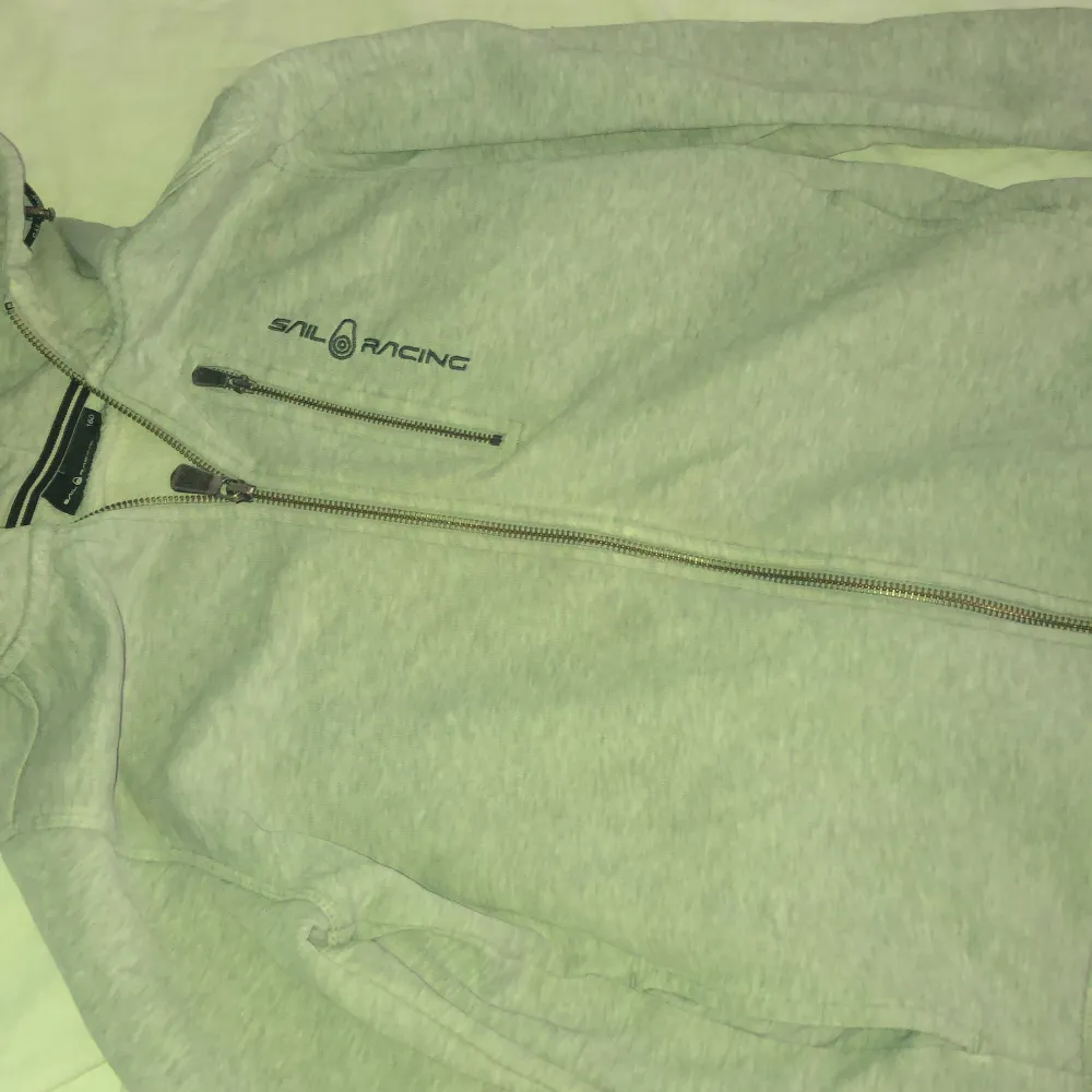 Säljer grå sail racing  zip hoodie. Köpte den för 1300kr. Jag har användt den några gånger. Den är storleken 160. Tröjor & Koftor.
