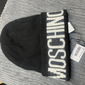 Moshino mössa - Helt ny moschino mössa aldrig använd med prislapp kvar. Nyköpt för 1000kr på Zalando.