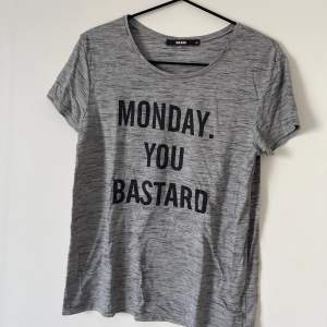 Grå t-shirt från Bikbok med roligt tryck för alla som hatar måndagar. 