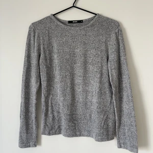 Mysig tröja från Bikbok - Grå topp från Bikbok i väldigt mjukt material. 