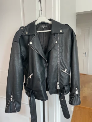 Skinnjacka  - Min fina skinnjacka från Nelly (märke: missguided), kommer inte till användning längre. Sparsamt använd så den är i fint skick! Skulle säga att den är normal i storlek men lite oversized🩵