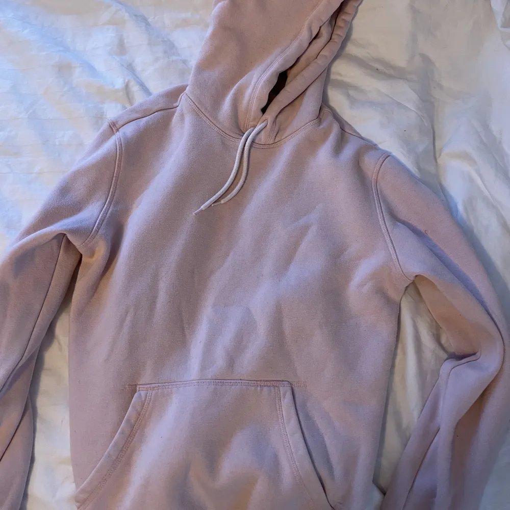 svart fläck på spegeln och inte på tröjan!🩷 skön rosa hoodie i strl S. Hoodies.