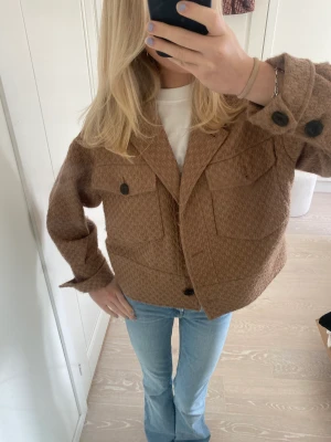 Meotine jacka - Säljer nu min meotinejacka som tyvärr har tappat två knappar ( bild 2 & 3) men går väldigt enkelt att sy på två nya💕 har inte kvar pälskragen så därav att jag säljer den så billigt