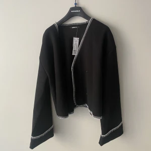 Oanvänd jacka från Gina Tricot  - Ny jacka från Gina tricot. Prislapp sitter kvar 