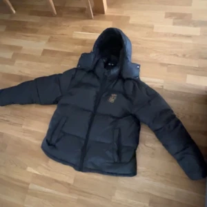 Puffer jacket  - En son jacka som håller dig varm är ett år gammal och har små problem i insidan men annars är den bra. Säljer den på grund av att den är för stor 
