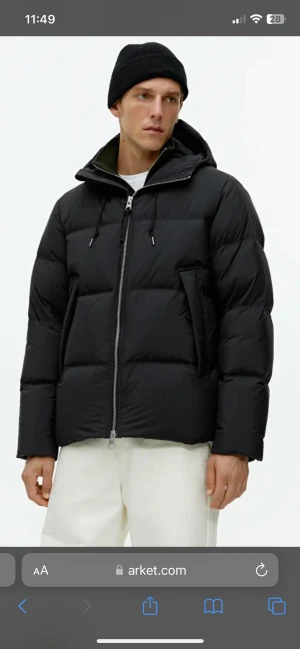 Arket Vinterjacka M - Säljer jackan då jag köpt en ny. 10/10 i skick. Använd 3 gånger. Nypris 2000. Storlek M. Pris kan diskuteras. Kom privat för fler bilder och info