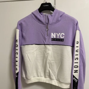 Sweatshirt  - Tröja/sweatshirt som är lila och vit är använd lite. 