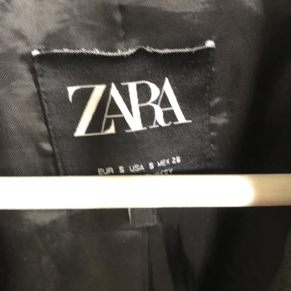 svart kappa från zara storlek s, köpare står för frakt. Jackor.