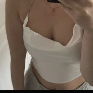 Vit topp - Säljer denna ifrån SHEIN, storlek S. Använder ej därför säljer jag den! :)