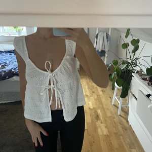 Gullig topp - Gullig topp som är öppen fram. Som man knyter 
