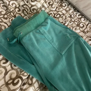 GRÖNA JUCIY BYXOR - Säljer dom pga dom är alldelses förstora för mig. Längst ner finns det smutsiga effekter, därefter priset. Effekten går säkert bort med rätt medel.