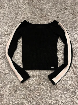 Stickad tröja - Säljer denna stickade tröjan från hollister. Det går bra att klicka på köp nu😊.