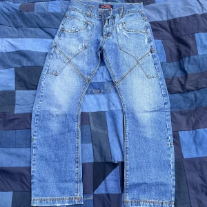 Vintage jeans - One of A kind jeans! Banan jeans kallas denna modellen pga benens form. Sjuka detaljer och underbar distress. midjemått rakt över 41 cm, total mått 104 cm benöppning 21 cm. Dm vid frågor:)
