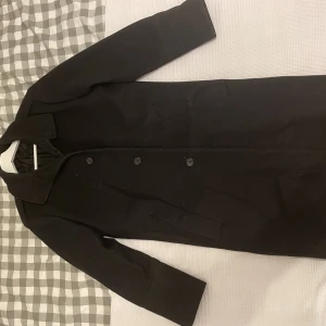 Tiger of Sweden ullrock - Säljer min trogna ullrock från Tiger Of Sweden, den har tyvärr blivit för liten så det är dags för en ny.. uppsydd 1cm i ärmarna hos skräddaren. Nypris var en bit över 5000kr 