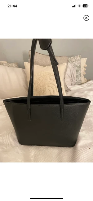 Väska  - Hej💗 säljer denna super smidiga handväskan från Kappahl pgv att den inte kommer till användning💓💓 bra skick men har små defekter (sista bilden)