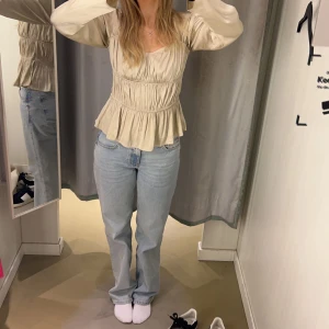 Lågmidjade jeans - Jag säljer dessa sjukt snygga lågmidjade jeans från Gina Tricot💓 storlek 36 och i superfint skick. Jag är 165 lång🫶🏻 