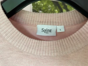 Rosa tunn stickad tröja Saint Tropez - Rosa tunn stickad tröja Saint Tropez i fint skick, sparsamt använd. Storlek L men skulle snarare säga M