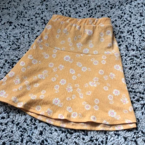Sommar kjol - Säljer denna jätte gulliga orangea sommar kjolen med blommor på då den inte riktigt kommer till användning längre 🧡