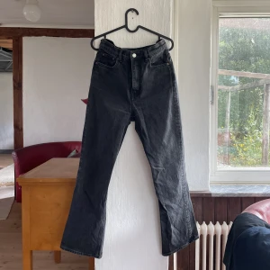 Bootcut jeans other stories - Supersnygga bootcut jeans i storlek W28 från Other Stories i mörkgrå / washed black.