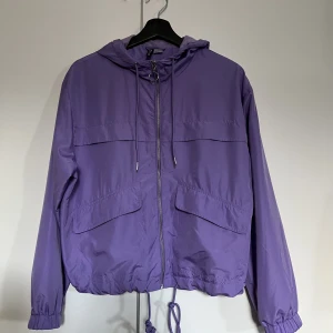 vindjacka  - knappt använt, nyskick:) 