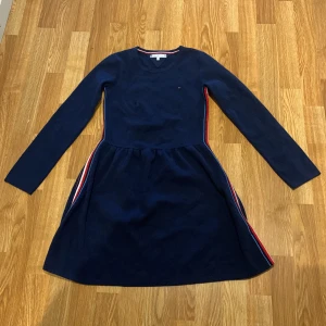 Tommy hilfiger klänning - Tommy hilfiger klänning står strl 152 barnstorlek men passar perfekt på xs-s Sååå fin varm stickad❤️