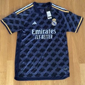 Real Madrid vinicius jr fotbollströja  - Tänkte sälja min riktigt snygga vini jr real Madrid tröja som jag fick helt ny lapp kvar. Storlek M